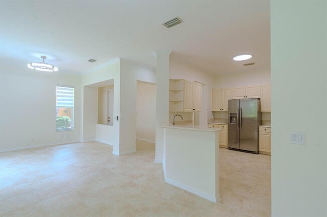Building Photo - 5733 NW 119th Dr