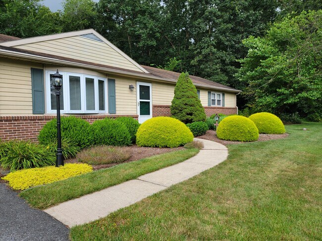 Foto del edificio - 1331 Woodland Cir