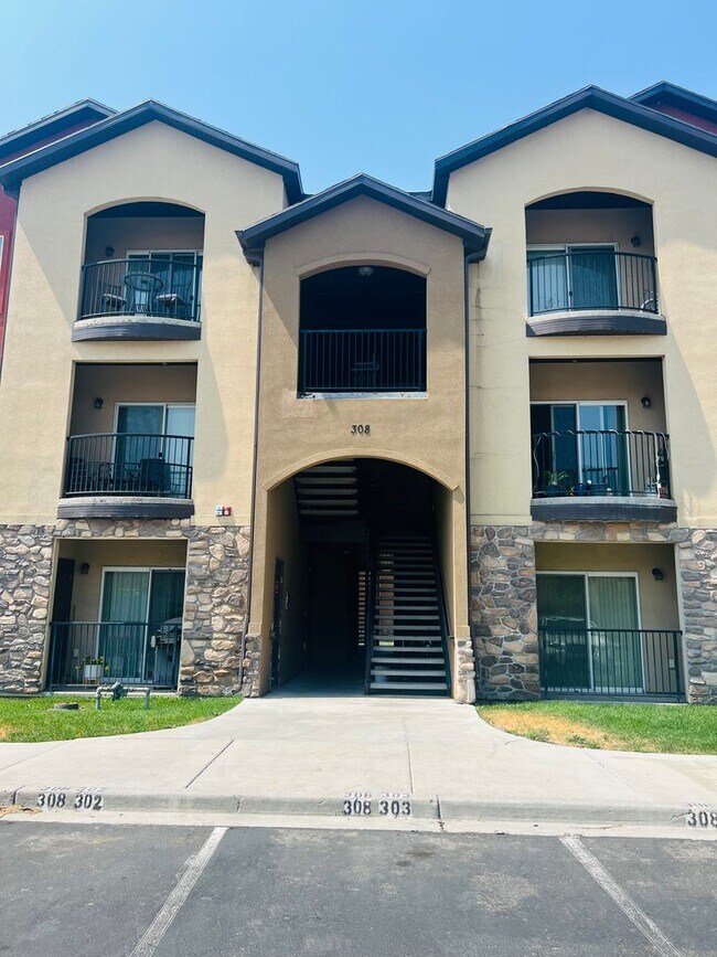 Building Photo - Beautiful single level condo with carport
