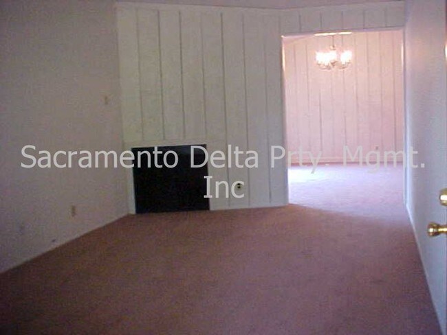 Building Photo - Cute 2 Bedroom Duplex