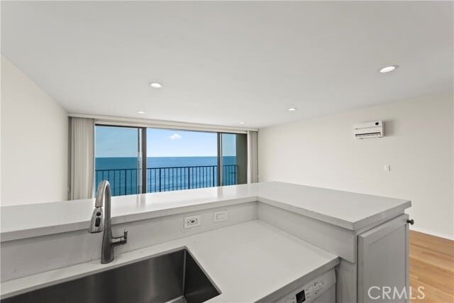 Building Photo - 721 Esplanade