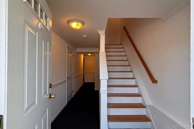 Building Photo - 939 Tunxis Hill Rd