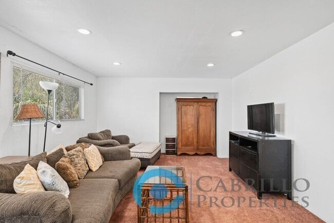 Building Photo - 3964 Manzanita Dr