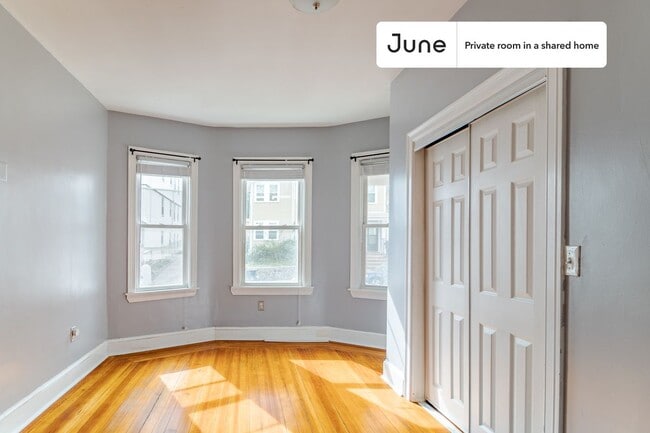 Building Photo - Room in Shared 3 bed/1.5 bath home