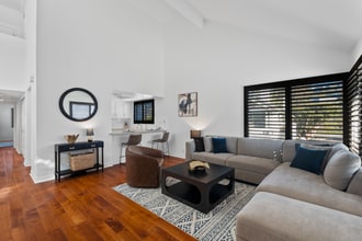 Building Photo - 526 Via De La Valle