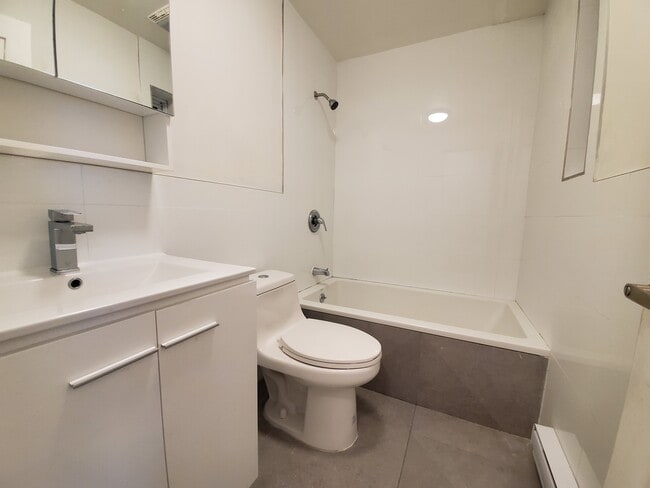 Building Photo - 590 Bergen Ave