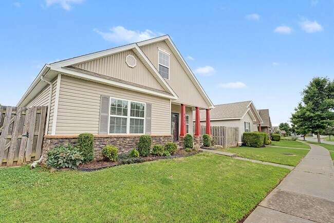 Foto del edificio - Beautiful 3 Bedroom Home with Hardwood, Tile & Spacious Kitchen