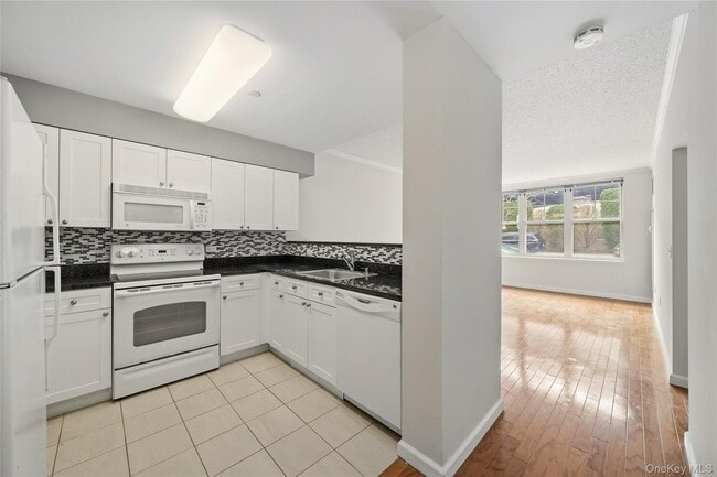 Building Photo - 300 Mamaroneck Ave