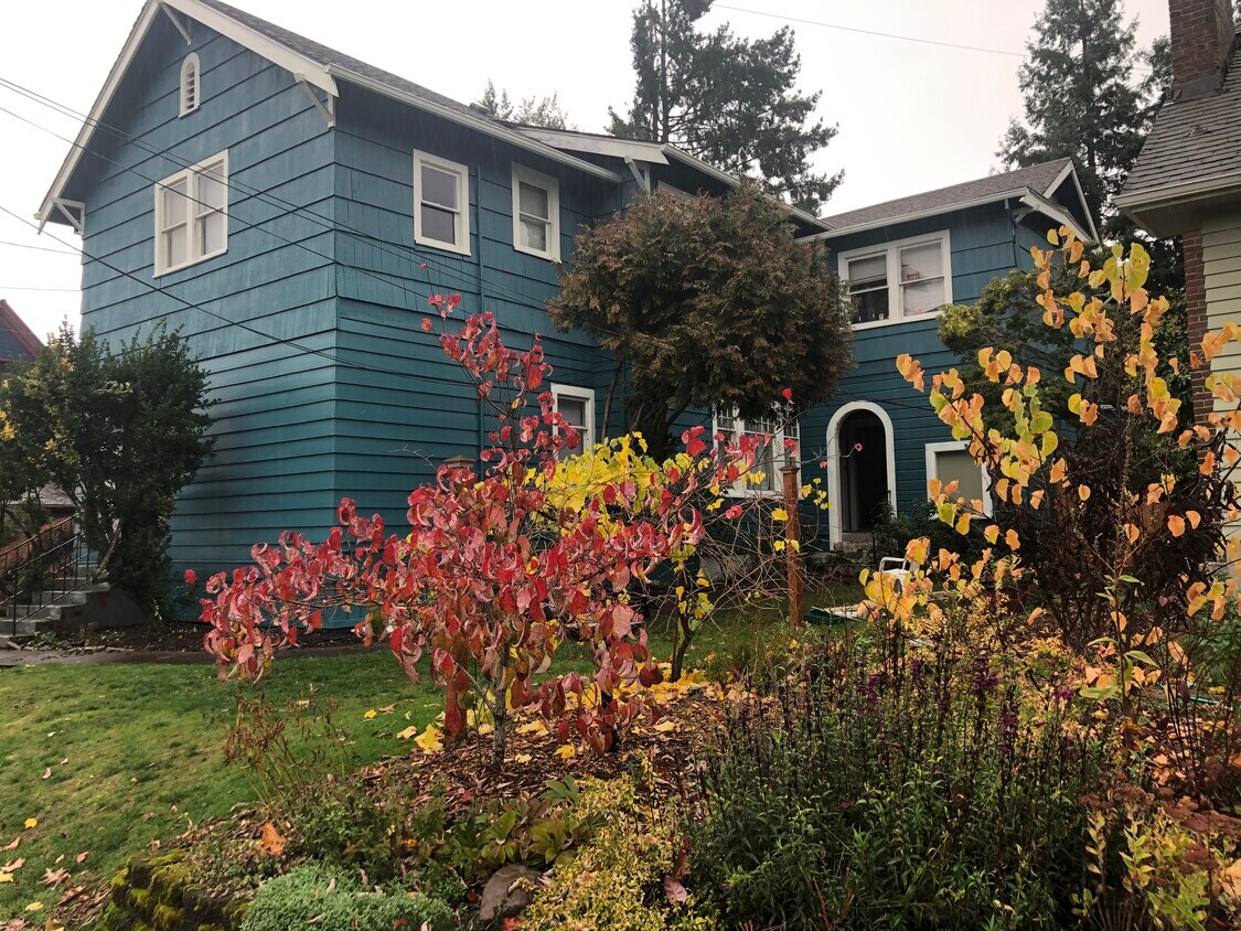 412 John Adams St Unit 3 2nd floor East, Oregon City, OR 97045