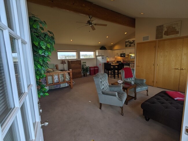 Building Photo - Fully furnished studio - all utilities inc...