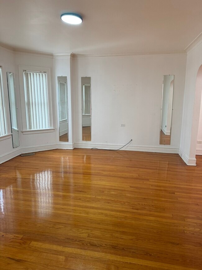 Building Photo - 3010 N Linder Ave