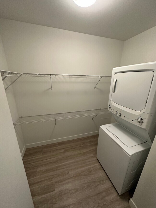 Building Photo - Large walk-in closet for a studio in the L...