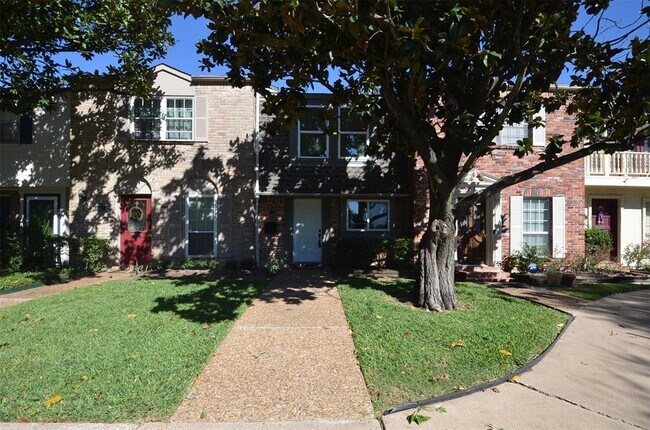 Foto del edificio - 6310 Chevy Chase Dr