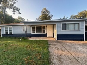 Building Photo - 1618 San Saba St