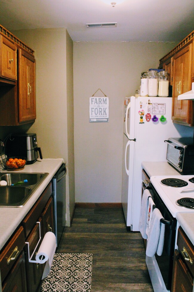 Kitchen-view 1 - 1016 Millwood Dr