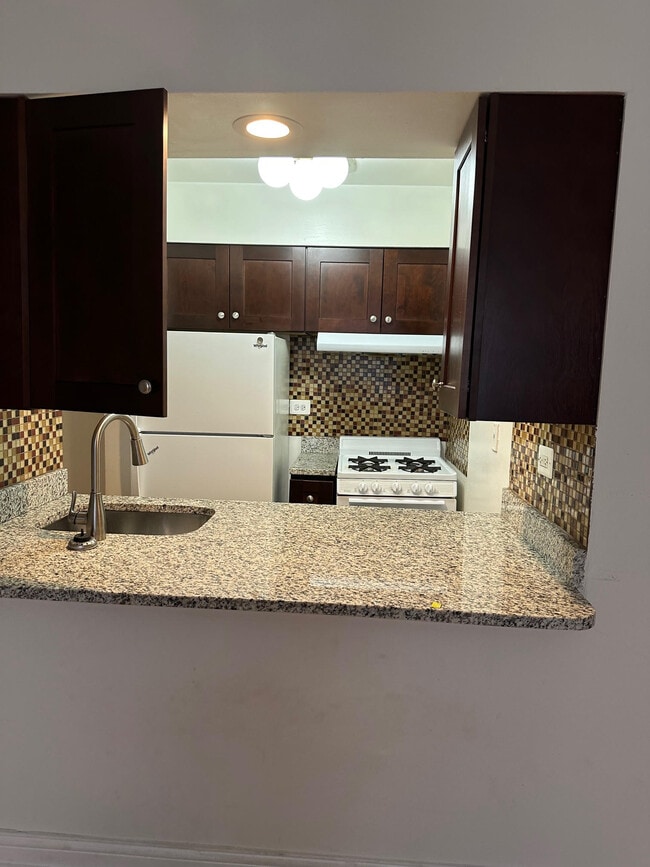 Foto del edificio - 3710 N Pine Grove Ave