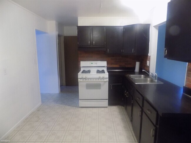 Building Photo - 2 br, 1.5 bath Townhome - 142 Mark Dr