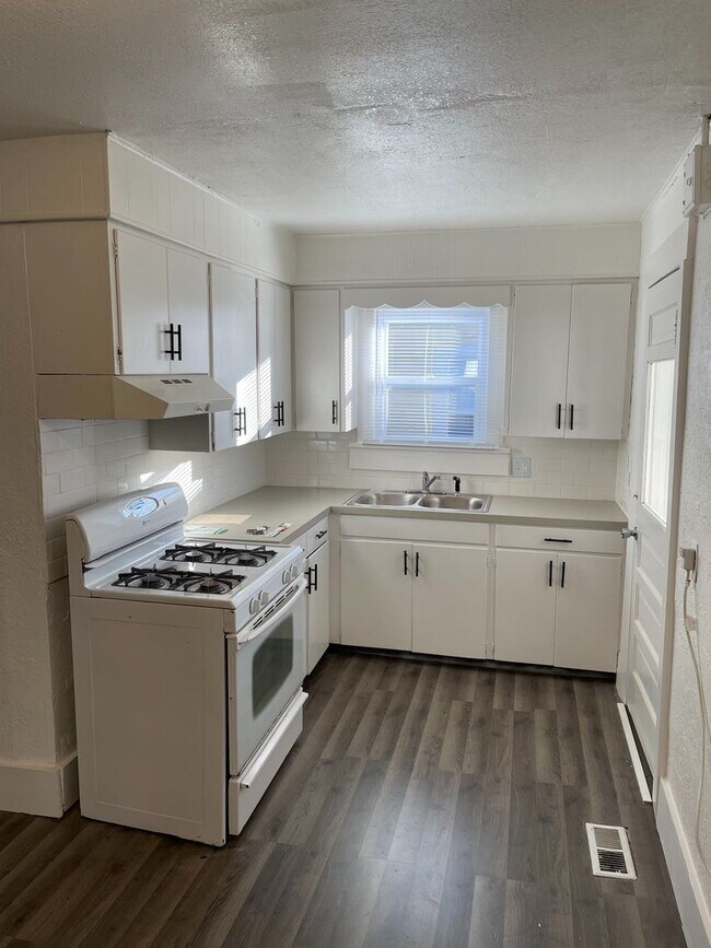 Foto del edificio - Cute 2 bedroom 1 bath bungalow home in gre...