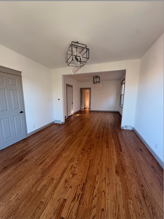 Sala de estar - 2215 Elmwood Ave