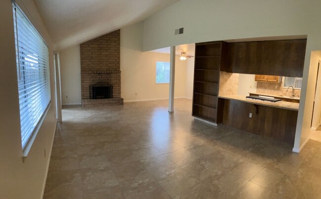 Foto del edificio - 1213 Satariano Ln