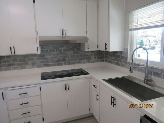 Building Photo - Beautifully remodeled single story home wi...