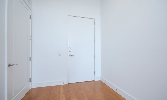 Building Photo - Exquisite Luxury high-rise 2 bedroom, 2bat...