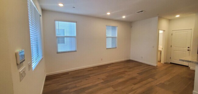 Foto del edificio - Contemporary townhome with modern exterior and attached garage.