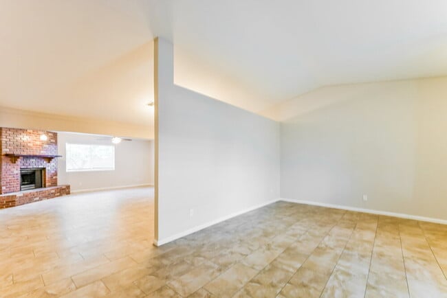 Building Photo - 2641 E Isabella Ave