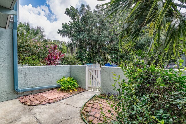 Foto del edificio - 2 Bedroom, 2.5 Bath Townhome In SW Pickwick Park