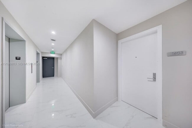 Foto del edificio - 700 NE 24th St