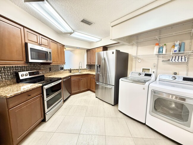 Foto del edificio - 9190 Boca Gardens Pkwy