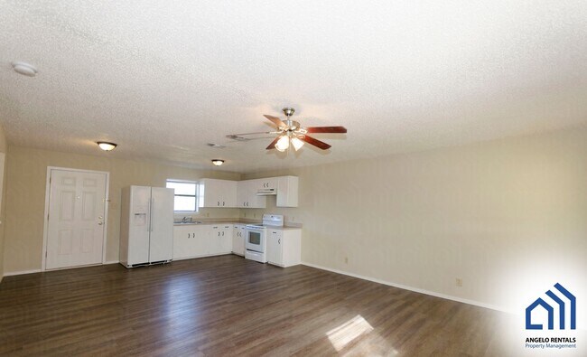 Building Photo - 2-bedroom 1 bath duplex Country living clo...