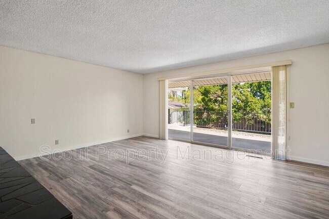 Building Photo - 5215 Peacock Ln