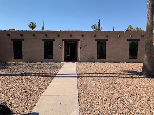 Primary Photo - 5960 E Edison Pl