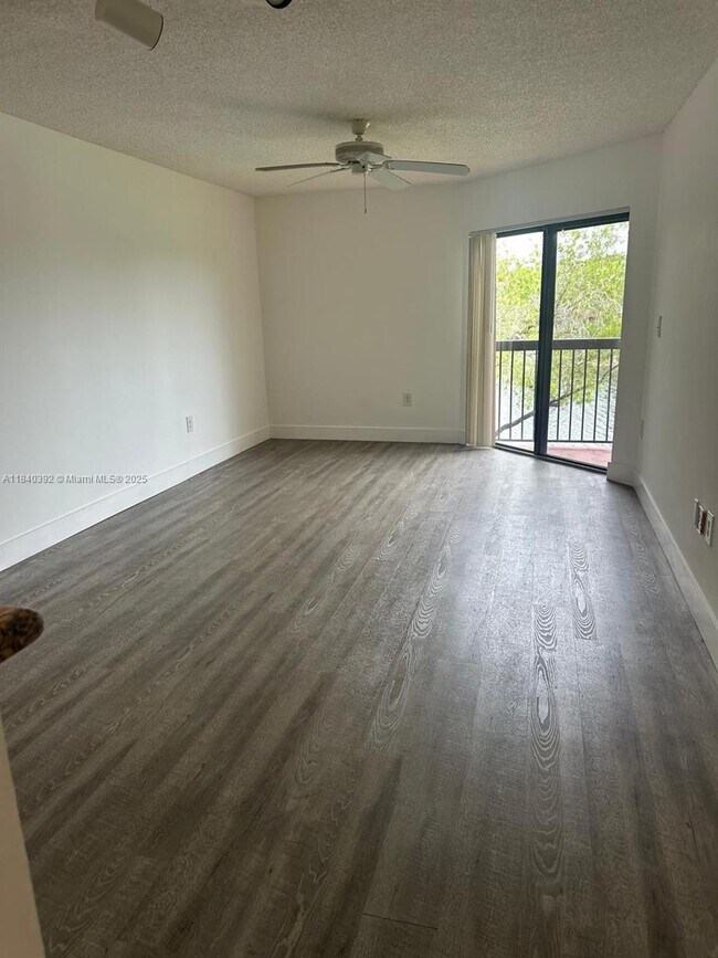 Foto del edificio - 9941 Nob Hill Ln