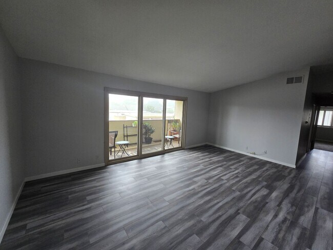 Foto del edificio - Landmark 55+ Community: Gorgeous Upper: 2 Bedroom 2 Bath Condo in a Guard Gated