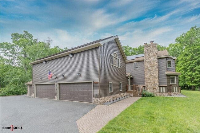 Building Photo - Gorgeous Resort-Like 4 Bedroom