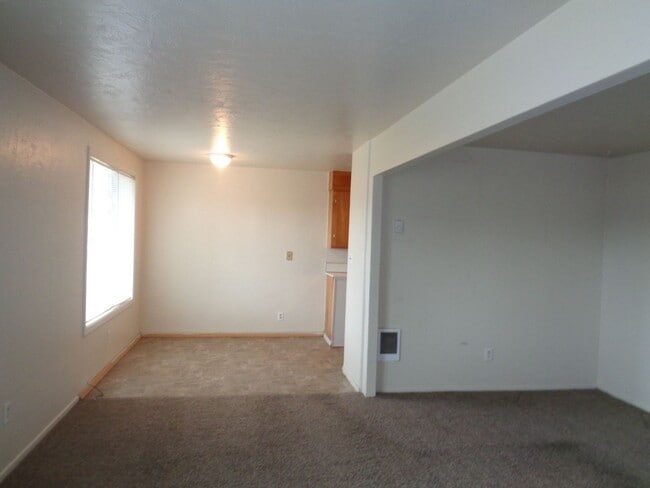 Building Photo - Large Two Bedroom Conveniently located Amenities!