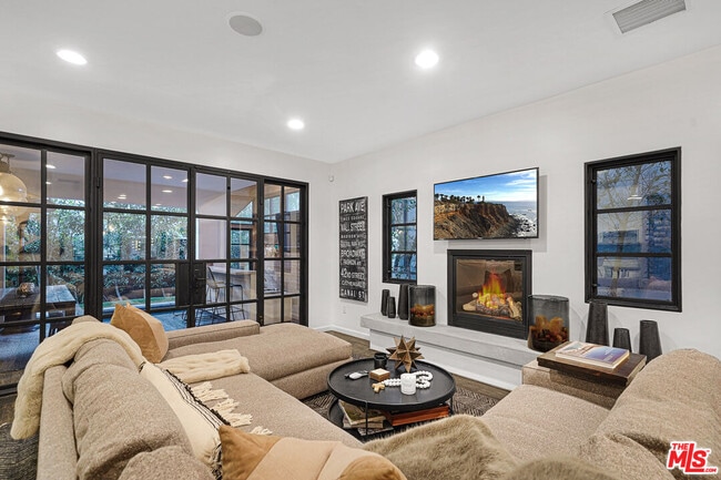 Foto del edificio - 3159 Thatcher Ave