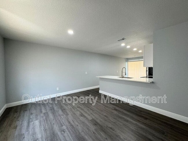 Building Photo - 440 S Hill Ave