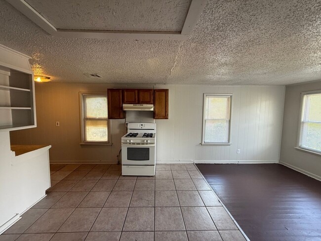 Building Photo - 4 bedroom house