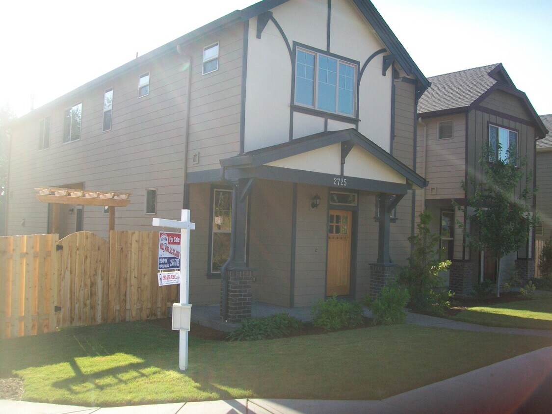 Primary Photo - 2725 NE 87th Ave