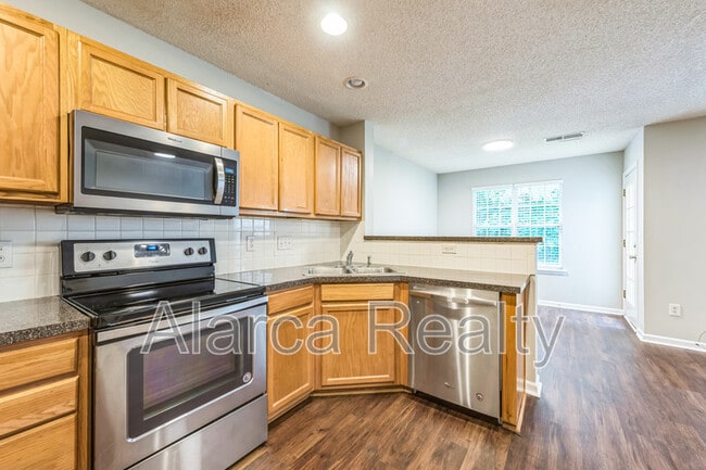 Foto del edificio - 8787 Robinson Forest Dr