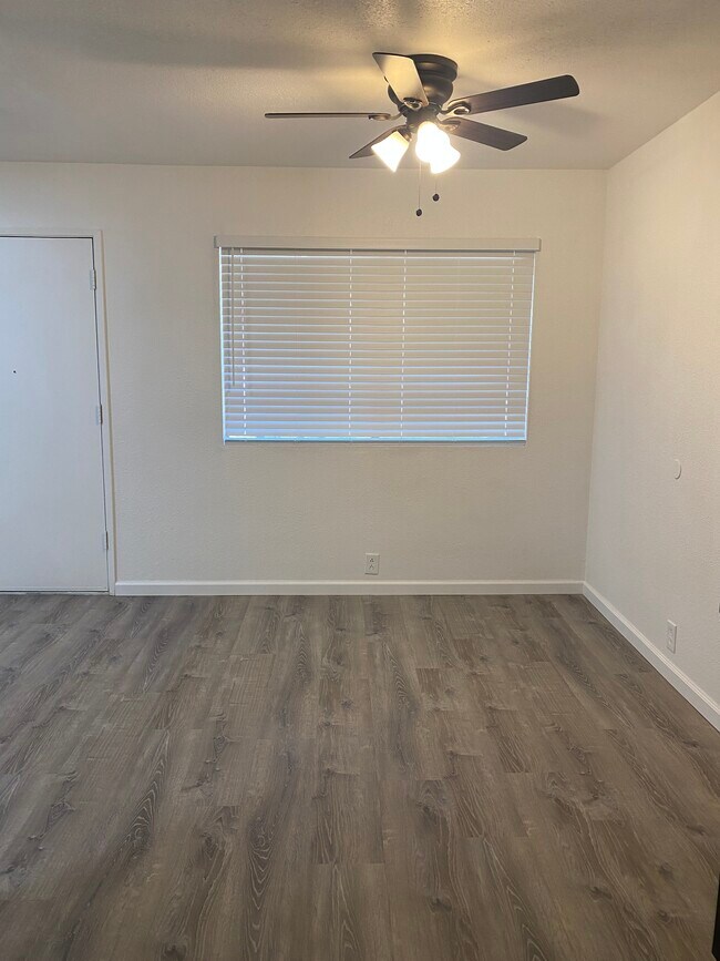 Foto del edificio - 636 Reeds Ave