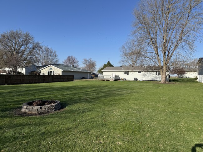 Building Photo - 402 S Stockdale Ln