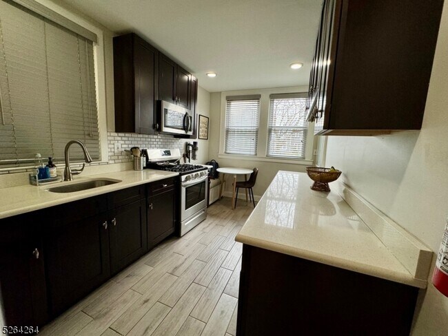 Building Photo - 10 Willowdale Ave