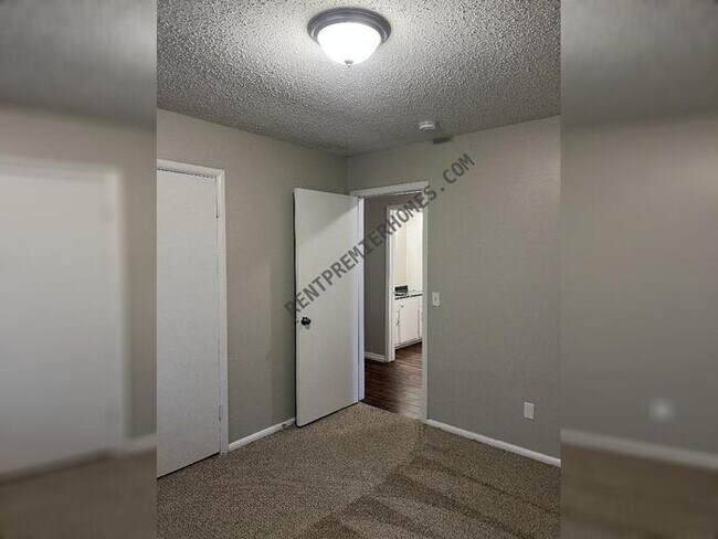 Building Photo - 8625 Lakeaire Dr