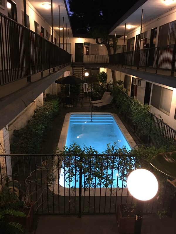 Foto del edificio - 1810 N Cherokee Ave