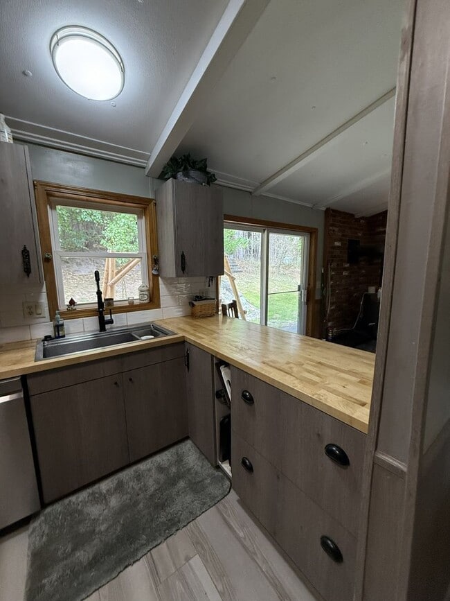 Building Photo - Rare Seasonal Frankfort Find-Fully Furnished!