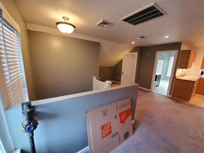 Building Photo - 67 E Ridge Rd
